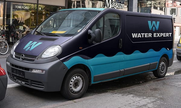 water druppel logo op bedrijfswagen